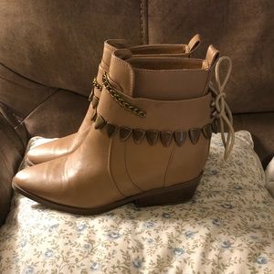 Very unique wedge boots ✨